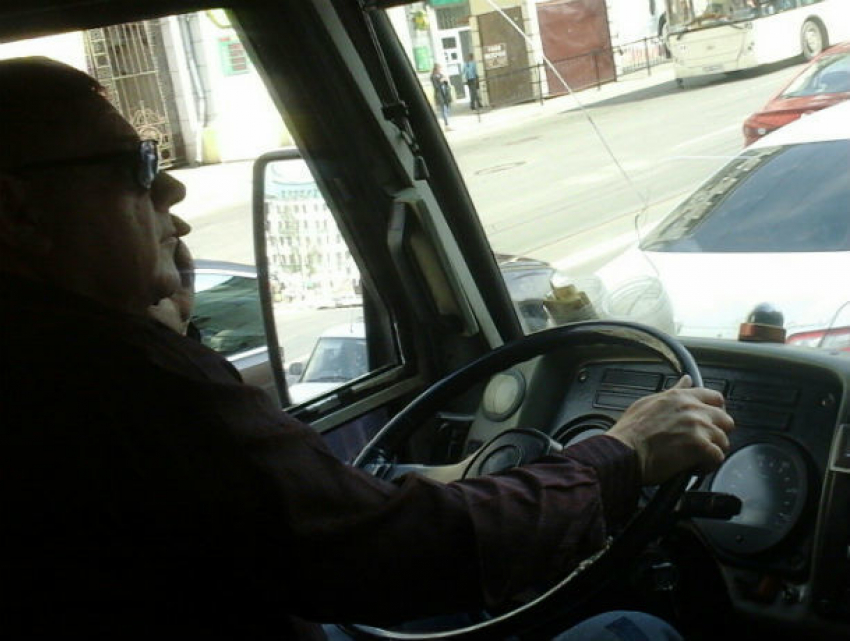 Управлявший автобусом одной рукой водитель-лихач нахамил пассажирке в Ростове