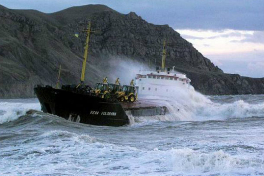 Кораблекрушение в сильный шторм потерпело судно, следовавшее из Ростовской области в Турцию