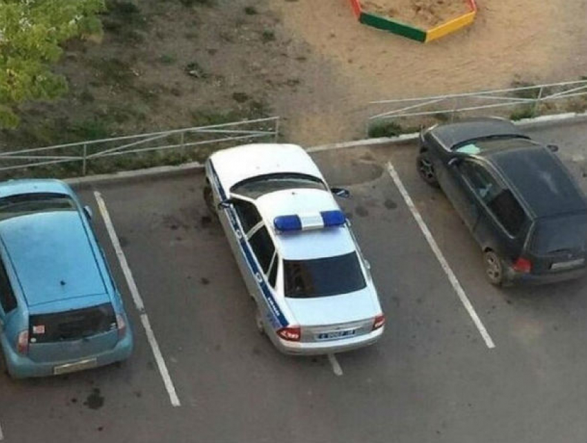 «Широкий» экипаж полиции, занявший сразу два парковочных места, не на шутку разозлил жителей Ростова