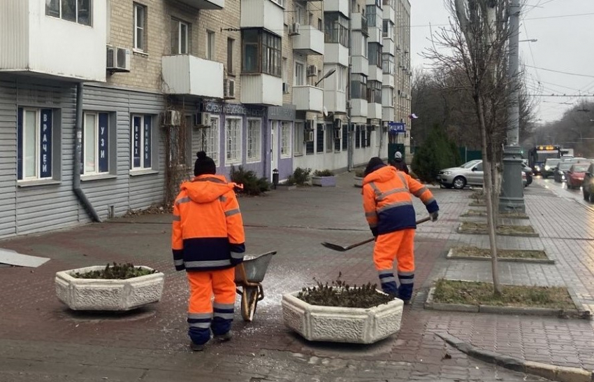 В Ростове коммунальщики ведут борьбу с последствиями ледяного дождя