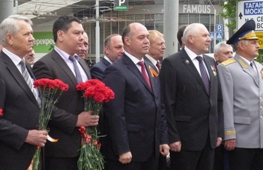 Связисты Ростовской области возложили цветы к памятнику Александру Попову