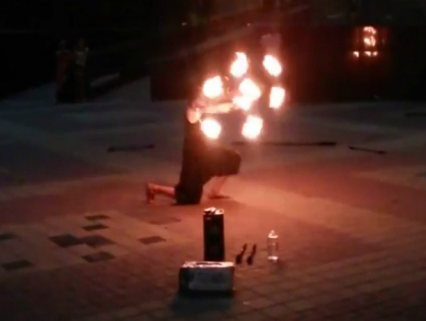 Фееричное ночное фаер-шоу в центре Ростова восхищенные горожане сняли на видео 