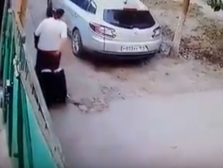 Профессиональную прокольщицу шин неугодных автомобилей поймали на видео под Ростовом