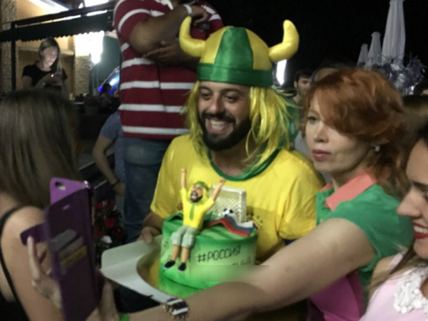 Взорвавший интернет бразилец Томер получил торт с «легендарной» фразой в Ростове
