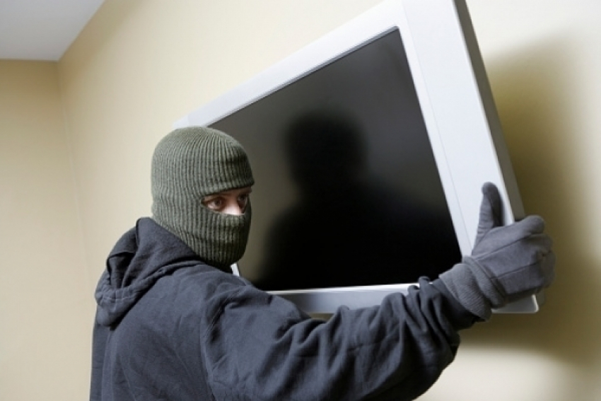 В Ростове двое постояльцев украли из гостиницы телевизор