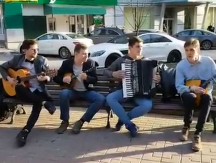 Зажигательные народные мелодии в исполнении уличных музыкантов заставили пуститься в пляс в Ростове  