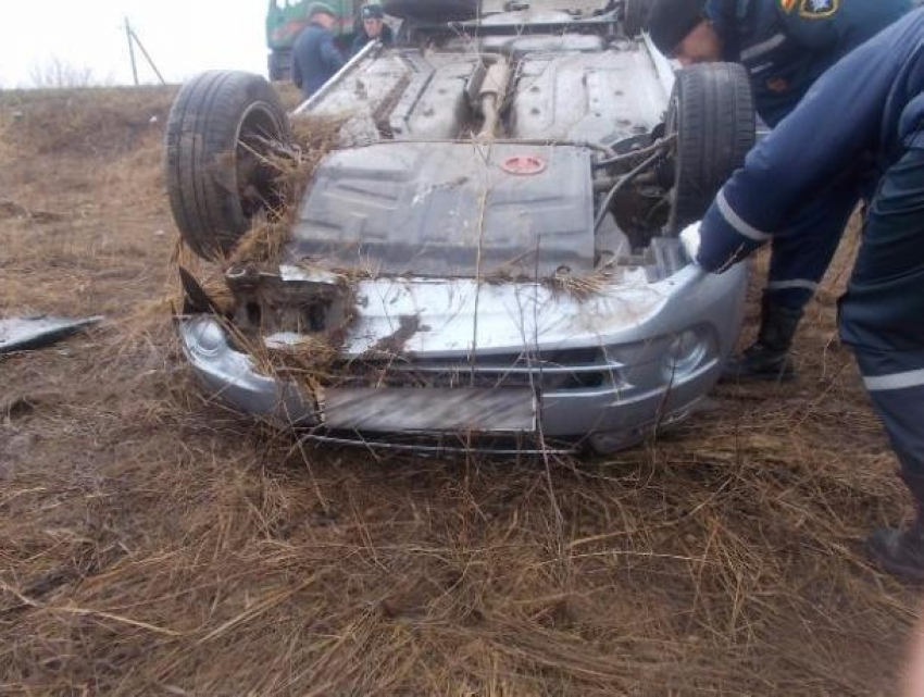 Водителя перевернувшегося под Ростовом авто Lada Granta деблокировали
