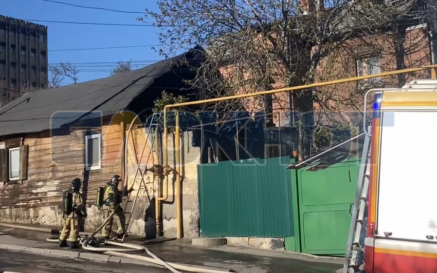 Крыша частного дома загорелась в центре Ростова