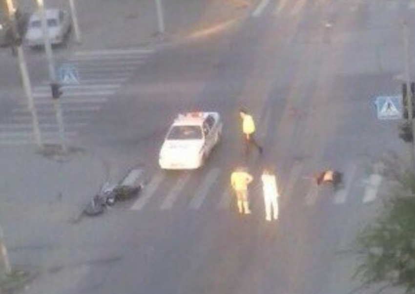 В центре Ростова после столкновения с Kia Ceed погиб мотоциклист 