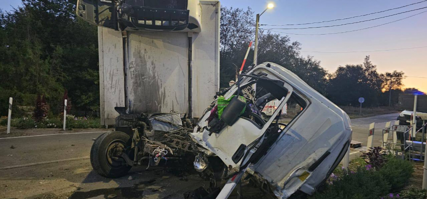 В Ростовской области пассажирский поезд снес автомобиль