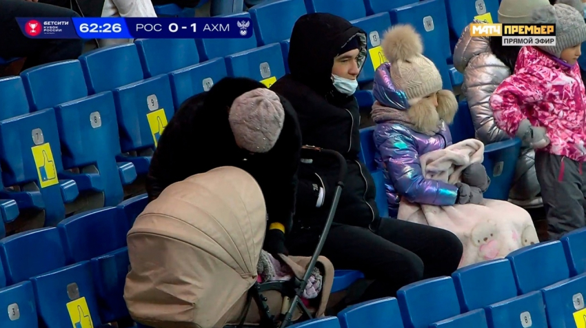 ФК «Ростов» сделал подарок женщине, которая пришла на матч с маленьким ребенком