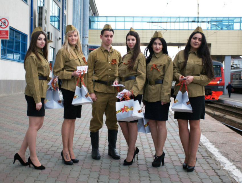Молодые красавицы в солдатской форме удивили пассажиров железнодорожного вокзала Ростова