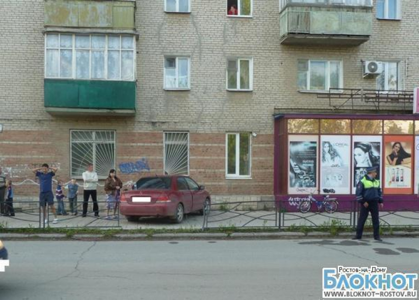 В Таганроге иномарка вылетела на тротуар и сбила 11-летнего мальчика