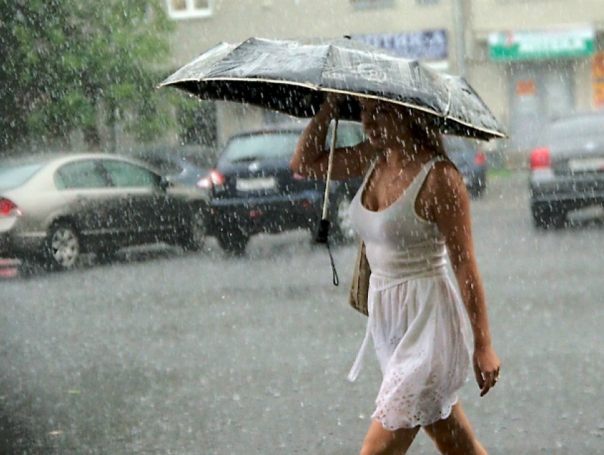 Сильный порывистый ветер и проливные дожди подпортят жителям Ростова субботний выходной