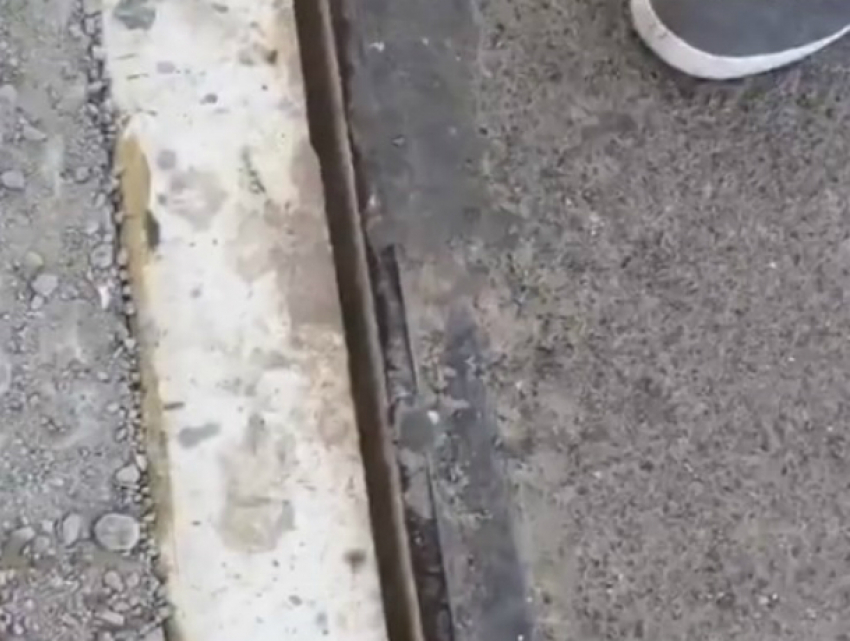 Ужасающие дыры в лифтах на Ворошиловском мосту разочарованные жители Ростова сняли на видео