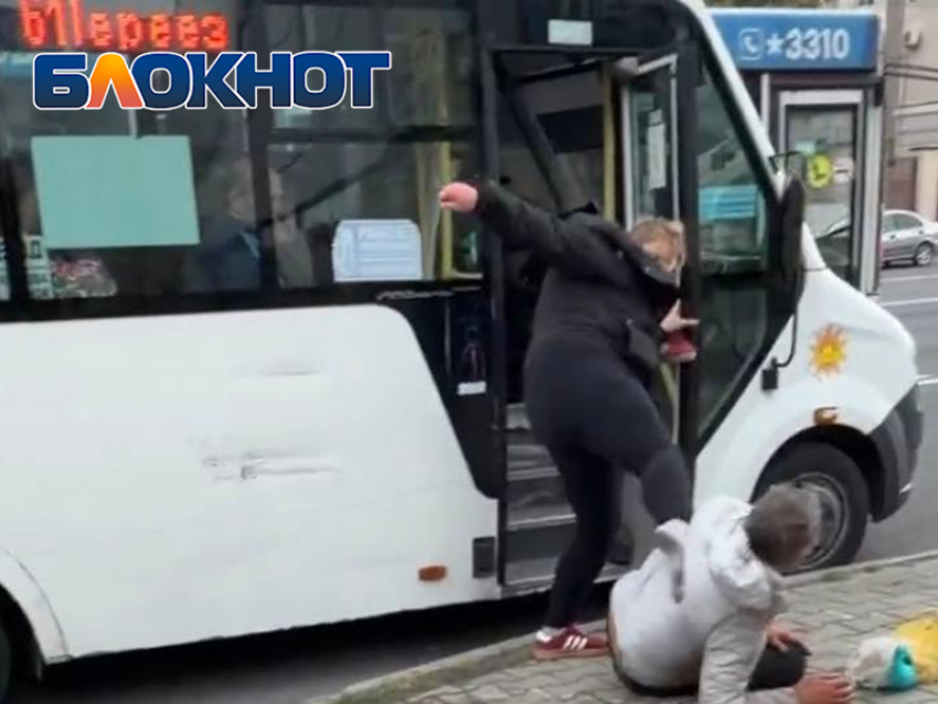 В центре Ростова женщина набросилась на пассажира маршрутки из-за непристойного поведения рядом с подростком