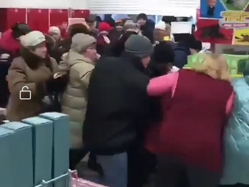 Озверелая толпа в Ростове устроила безумное магазинное «месиво» ради дешевых игрушек