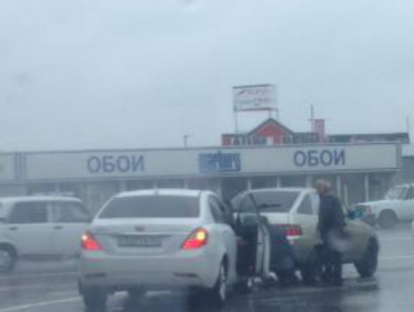 Авария в «неудобном месте» застопорила движение на трассе в Ростовской области