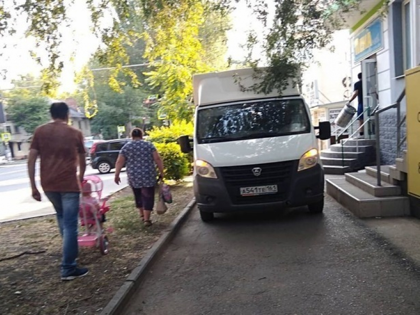 В Ростове мать с детской коляской преследуют нахалы на фургонах