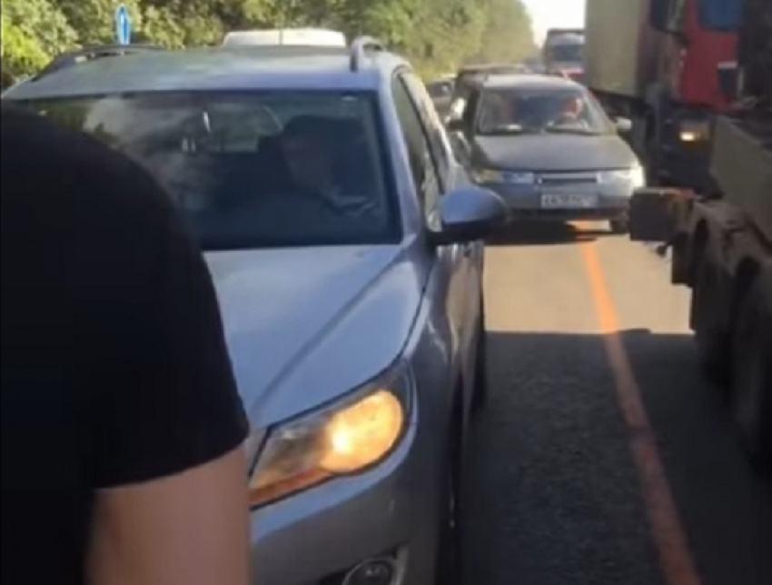 Отважные ростовчане  преградили дорогу наглым «обочечникам» на трассе «Дон» на видео