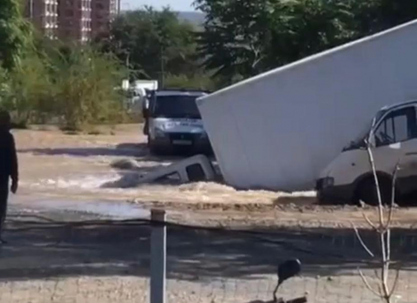 В Ростове на Орбитальной несколько машин провалились под землю из-за коммунальной аварии