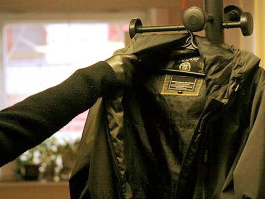 Куртку с деньгами украл молодой мужчина у посетителя закусочной в Ростове