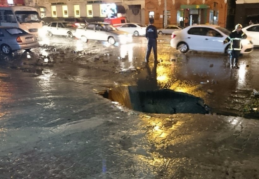 Девушку ливнем смыло на проезжую часть Буденновского, ростовчанка погибла 