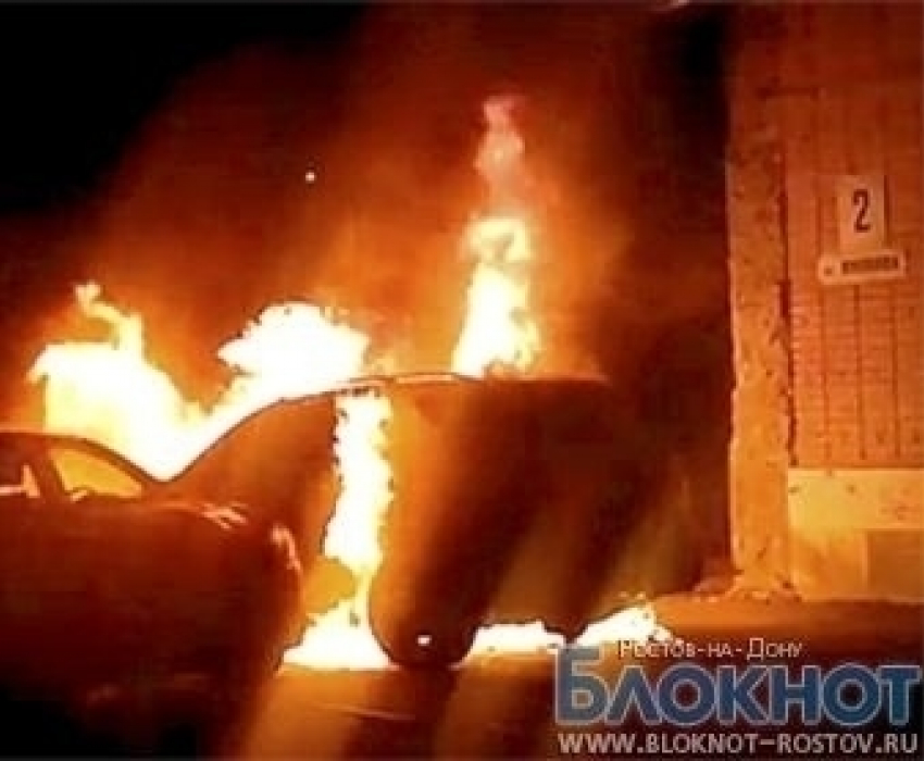 В Ростове-на-Дону сгорели Mercedes и Nissan 