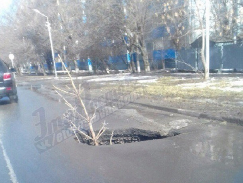 Ростовчане пожелали, чтобы автомобилю депутата оторвало колесо в огромной дорожной яме