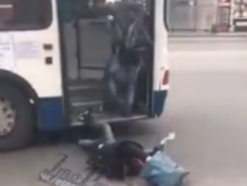Выпавший из автобуса головой в асфальт мужчина шокировал ростовчан на видео