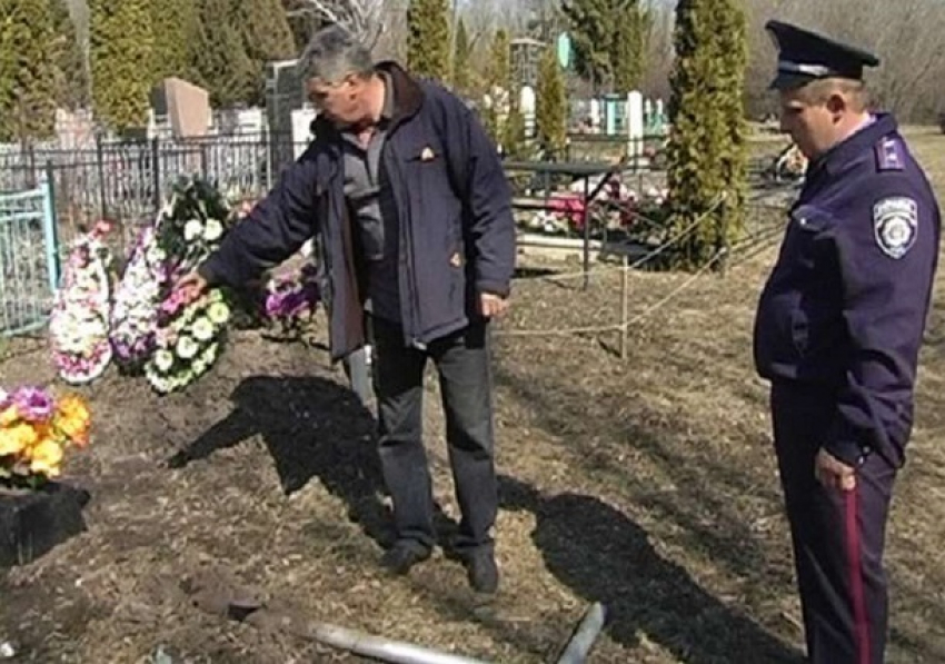Житель Ростова по ночам срезал ограды могил на Северном кладбище