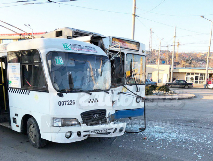 Жесткий утренний «поцелуй» троллейбуса с маршруткой развеселил жителей Ростова