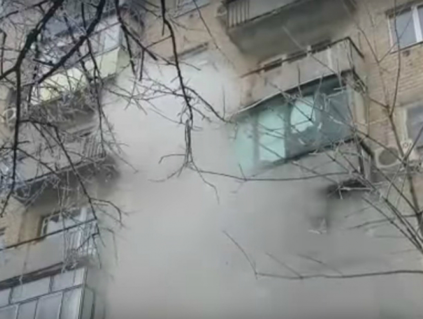 Опубликовано видео тушения пожара в жилой многоэтажке Советского района Ростова