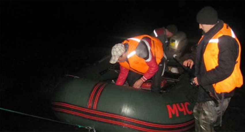 Рыбаков, перевернувшихся на лодке, спасли в Ростовской области 