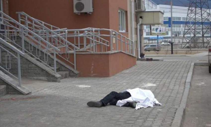 На Западном в Ростове пенсионер выпал из окна и погиб 