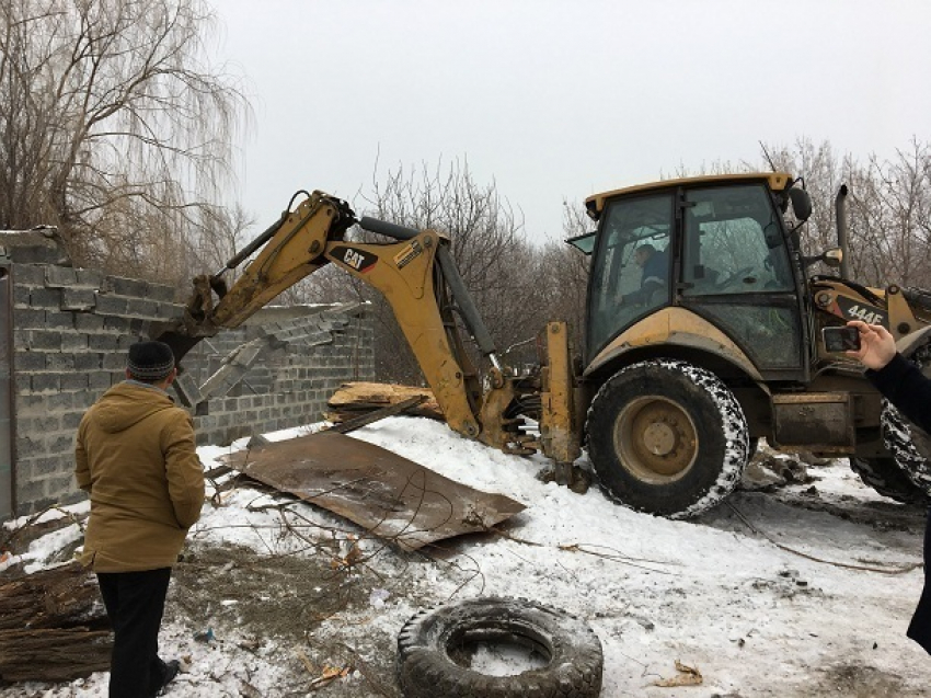 Самострои на берегу Дона сносят экскаваторами в Ростове