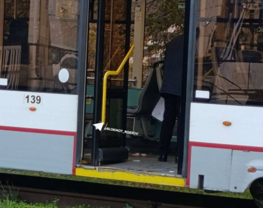 Наркоман зарезал мужчину в трамвае у вокзала в Ростове