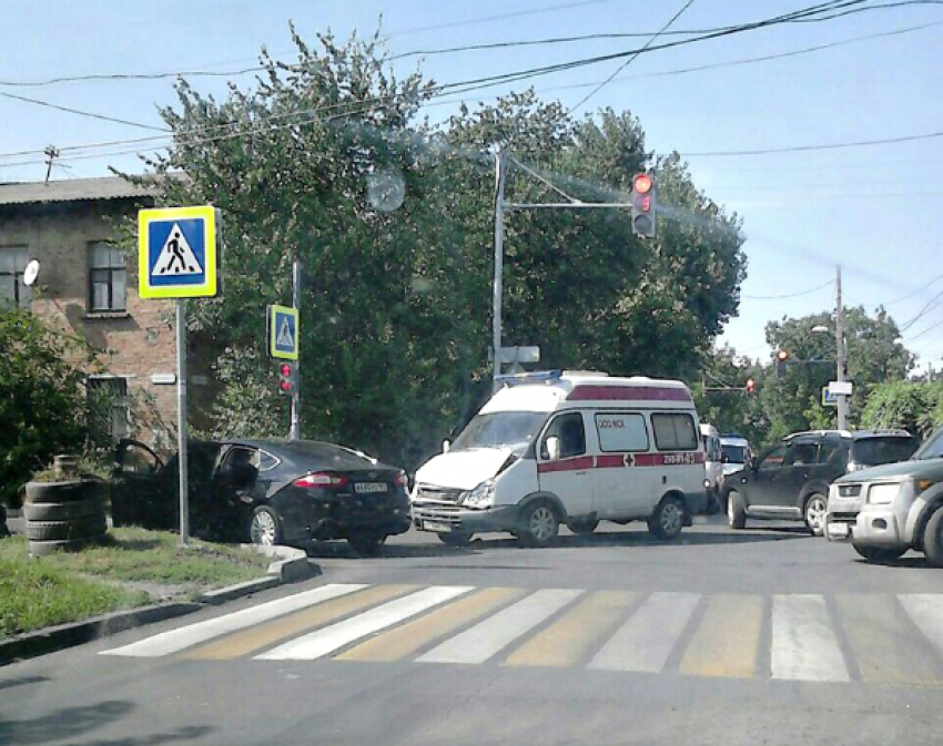 На «злополучном» перекрестке Ростова скорая помощь врезалась в иномарку