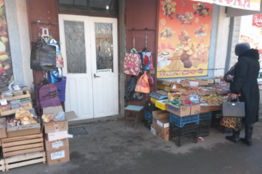 Уличную торговлю на картонных коробках признали в Ростовской области вне закона