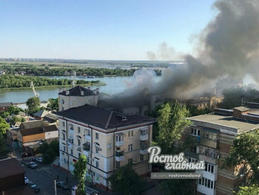 Едким дымом окутало жилой дом, пылающий в центре Ростова
