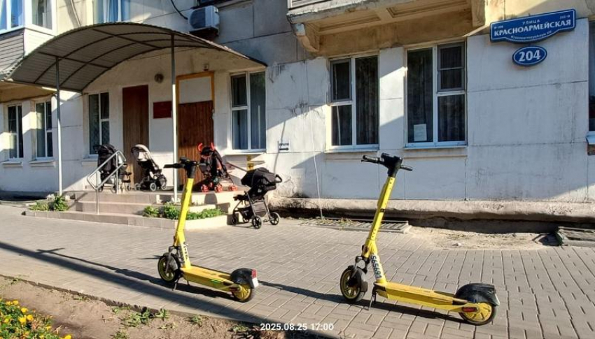 Безопасность малышей под угрозой: ростовчане просят запретить парковку самокатов возле яслей