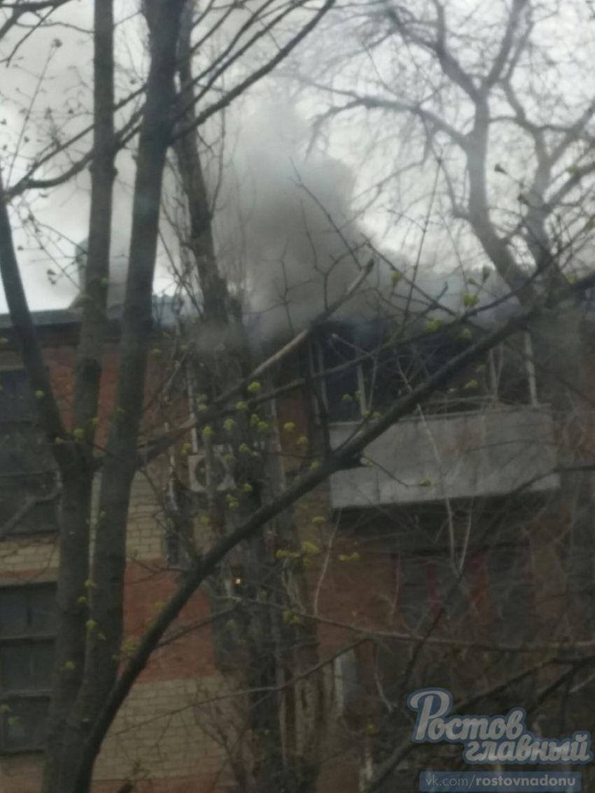 В центре  Ростова загорелась квартира в пятиэтажке