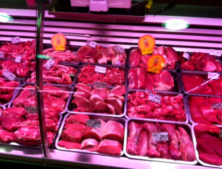 Запретить розовое освещение свежего мяса потребовали ростовчане: «это жульничество»