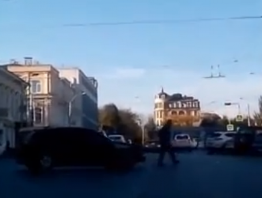 Лютый беспредел забывших напрочь о ПДД пешеходов и автолюбителей в ростовской Нихичевани попал на видео