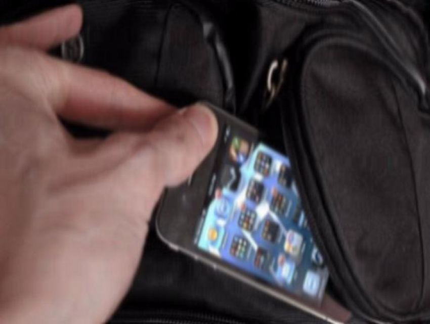 Похитителя дорогого смартфона у девушки в маршрутке задержали в Ростове 