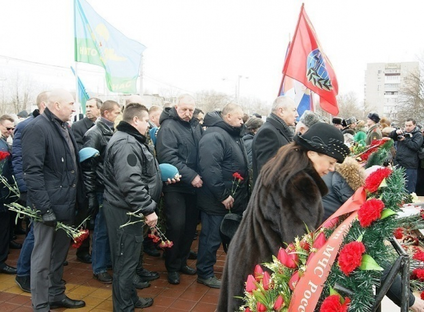 Вопреки стихии жители Ростова отдали дань памяти жертвам горячих точек