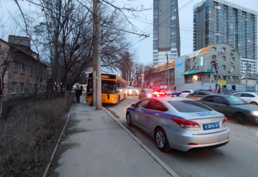 В Ростове пассажирский автобус влетел в столб