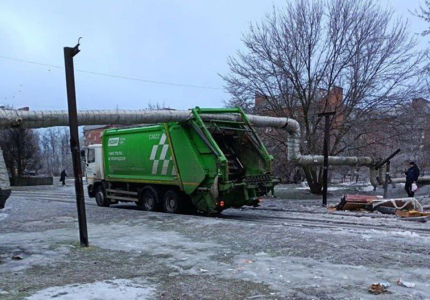 В Новошахтинске мусоровоз задел теплотрассу и оставил 38 многоэтажек без отопления