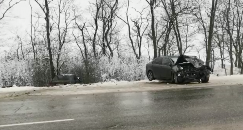 В лобовом ДТП в Ростовской области пострадали три человека