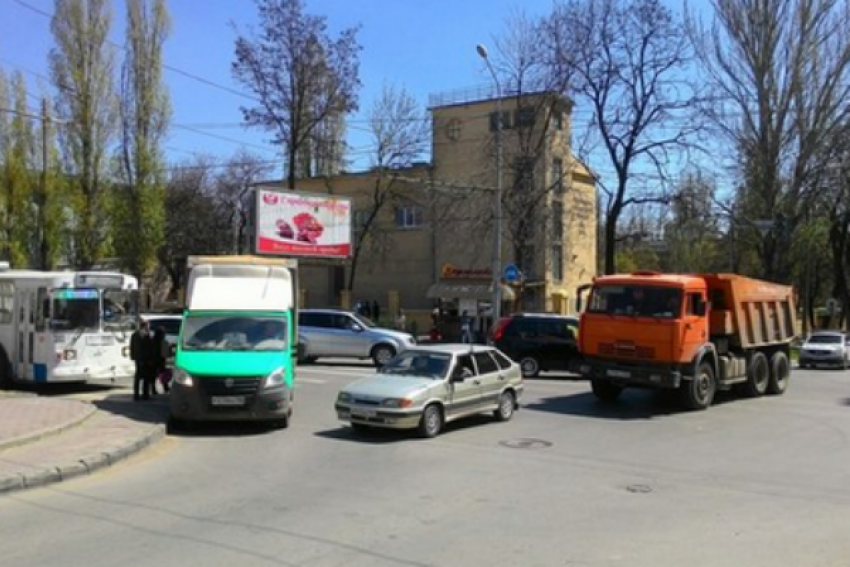В Ростове на пересечении Красноармейской и Университетского столкнулись КамАЗ и «четверка": в центре города парализовано движение